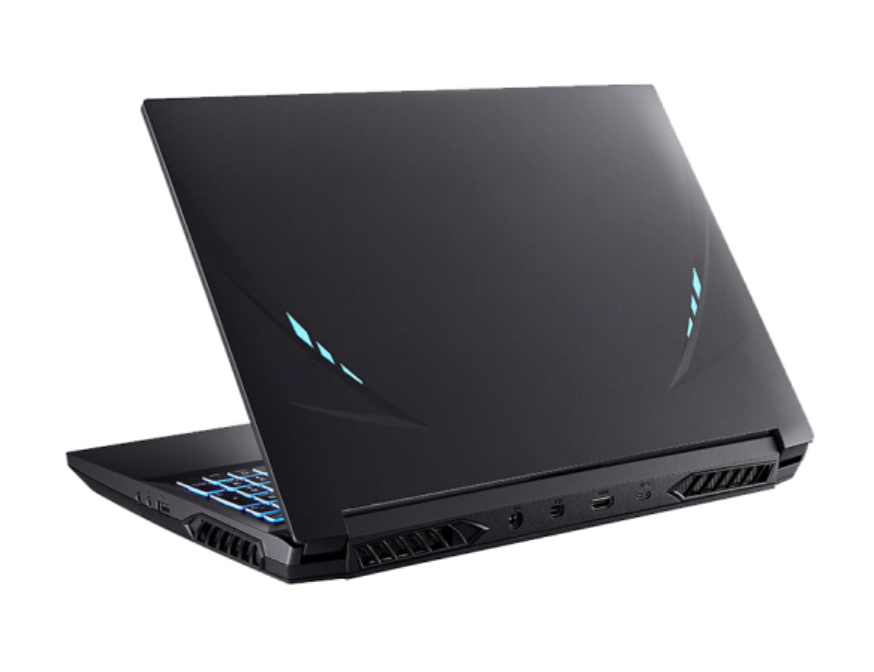 以 i7 型号为例,这款笔记本搭载了一块 15.6 英寸的 2.