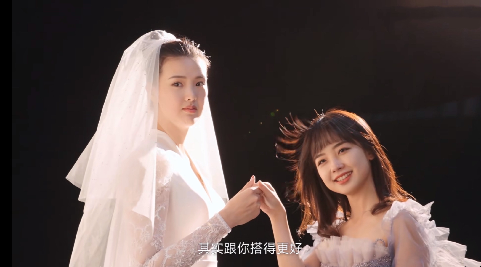 央视主持人王冰冰与女排冠军拍闺蜜照贴身拥抱笑容甜美