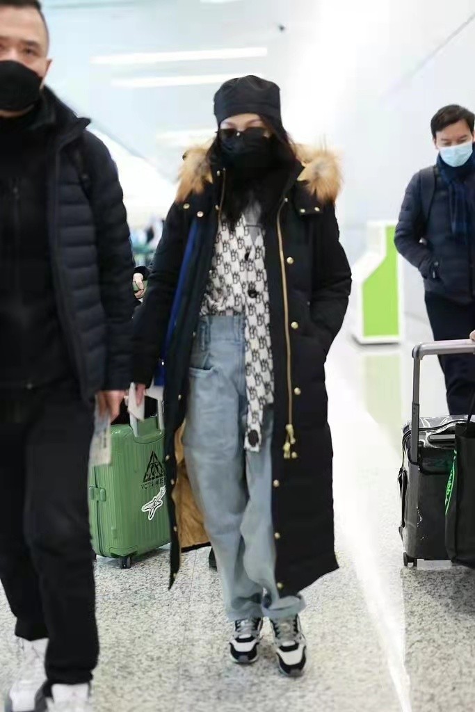 冬天过了一半才发现长羽绒服还是这么搭洋气张韶涵的造型挺美