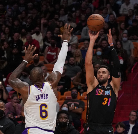 詹姆斯当选票王:都说岁月催人老,但真正的强者,又何尝饶过岁月休闲区蓝鸢梦想 - Www.slyday.coM 詹姆斯当选票王:都说岁月催人老,但真正的强者,又何尝饶过岁月休闲区蓝鸢梦想 - Www.slyday.coM