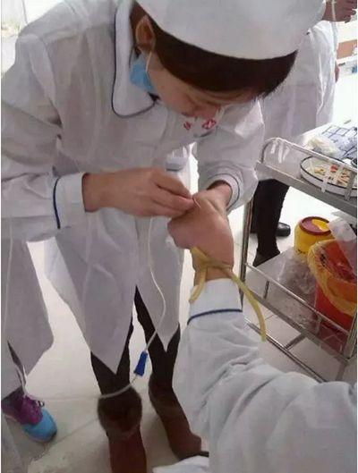 阿黄针剂没推完,只见小赵脸色煞白,满头虚汗,眼前一黑,躺倒在长条椅上