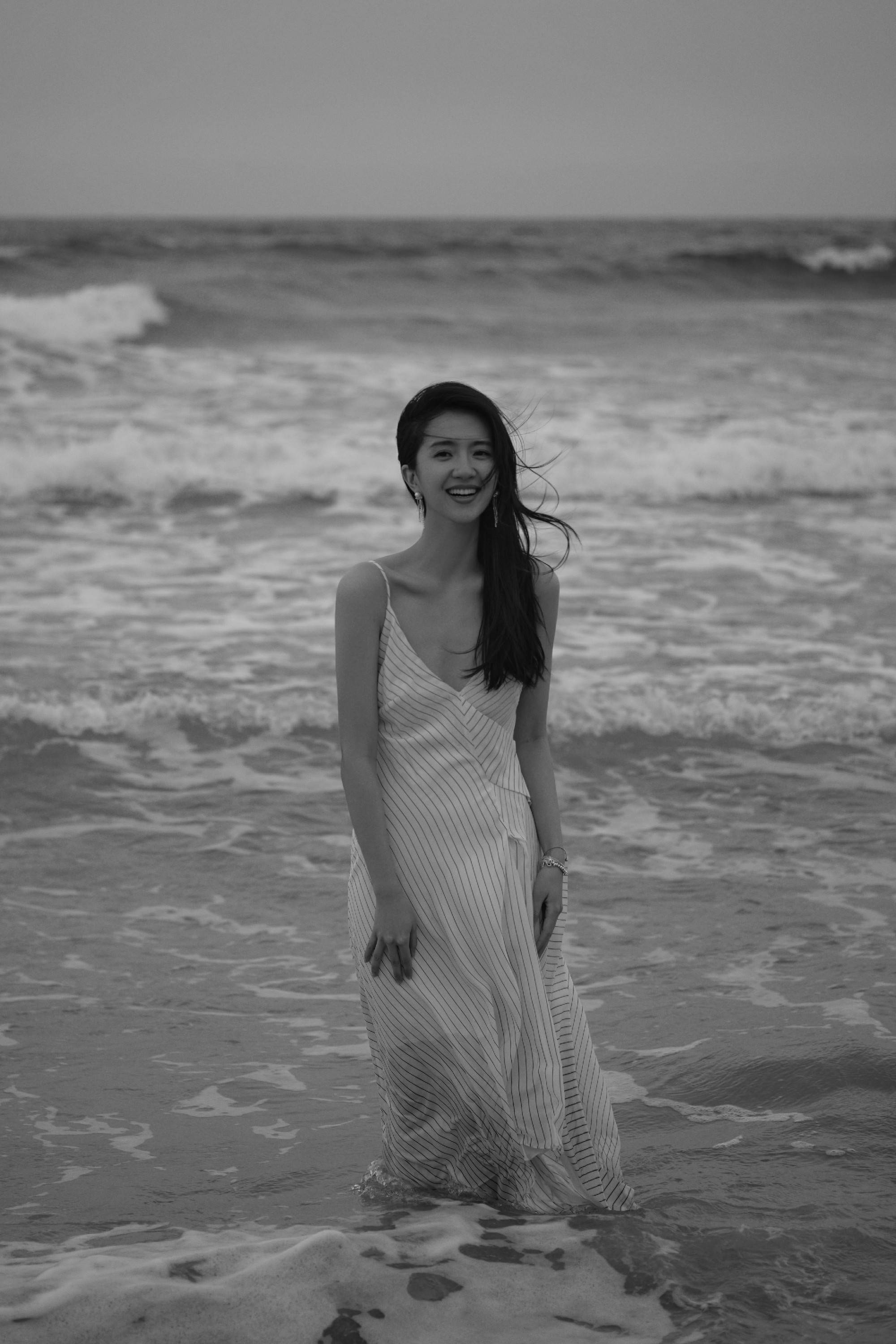 许龄月海边氛围感大片曝光一袭白裙浪漫温柔尽显随性