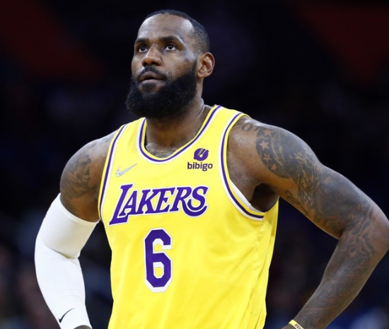 詹姆斯当选票王:都说岁月催人老,但真正的强者,又何尝饶过岁月休闲区蓝鸢梦想 - Www.slyday.coM 詹姆斯当选票王:都说岁月催人老,但真正的强者,又何尝饶过岁月休闲区蓝鸢梦想 - Www.slyday.coM