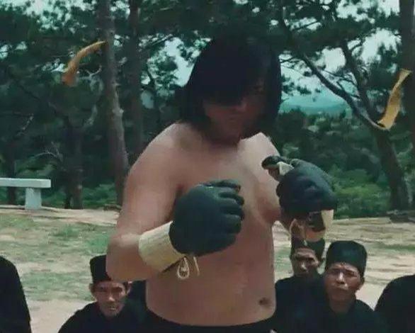 同样是动作演员,洪金宝的肌肉就有点……不过要论最灵活的胖子,洪金宝