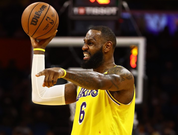 詹姆斯当选票王:都说岁月催人老,但真正的强者,又何尝饶过岁月休闲区蓝鸢梦想 - Www.slyday.coM 詹姆斯当选票王:都说岁月催人老,但真正的强者,又何尝饶过岁月休闲区蓝鸢梦想 - Www.slyday.coM