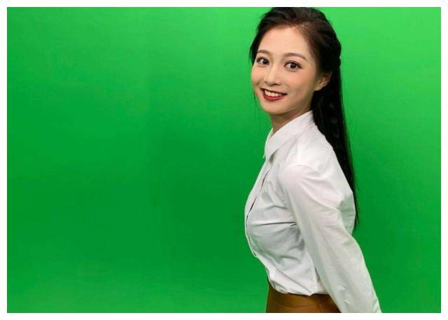 还要提升自身的专业能力,想要成为一个优秀的主持人,冯琳春晚彩排照被