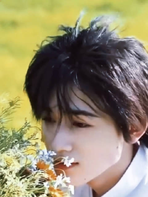 《戴花少年宋亚轩》 宋亚轩的海胆头有谁能不爱啊