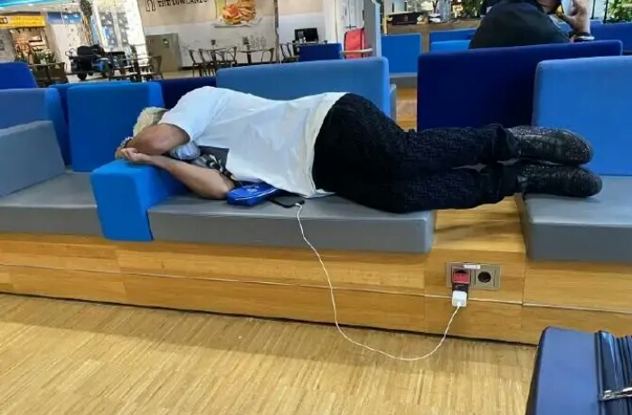 洛国富抱怨航班问题,足协出面道歉,记者苗原:唯有开除才能服众休闲区蓝鸢梦想 - Www.slyday.coM 洛国富抱怨航班问题,足协出面道歉,记者苗原:唯有开除才能服众休闲区蓝鸢梦想 - Www.slyday.coM