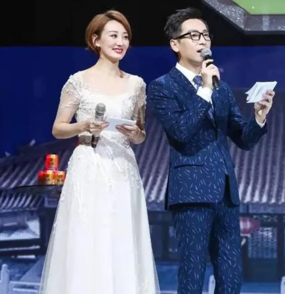 主持人李好老婆高难度健身高空劈叉还下腰穿深v大秀好身材