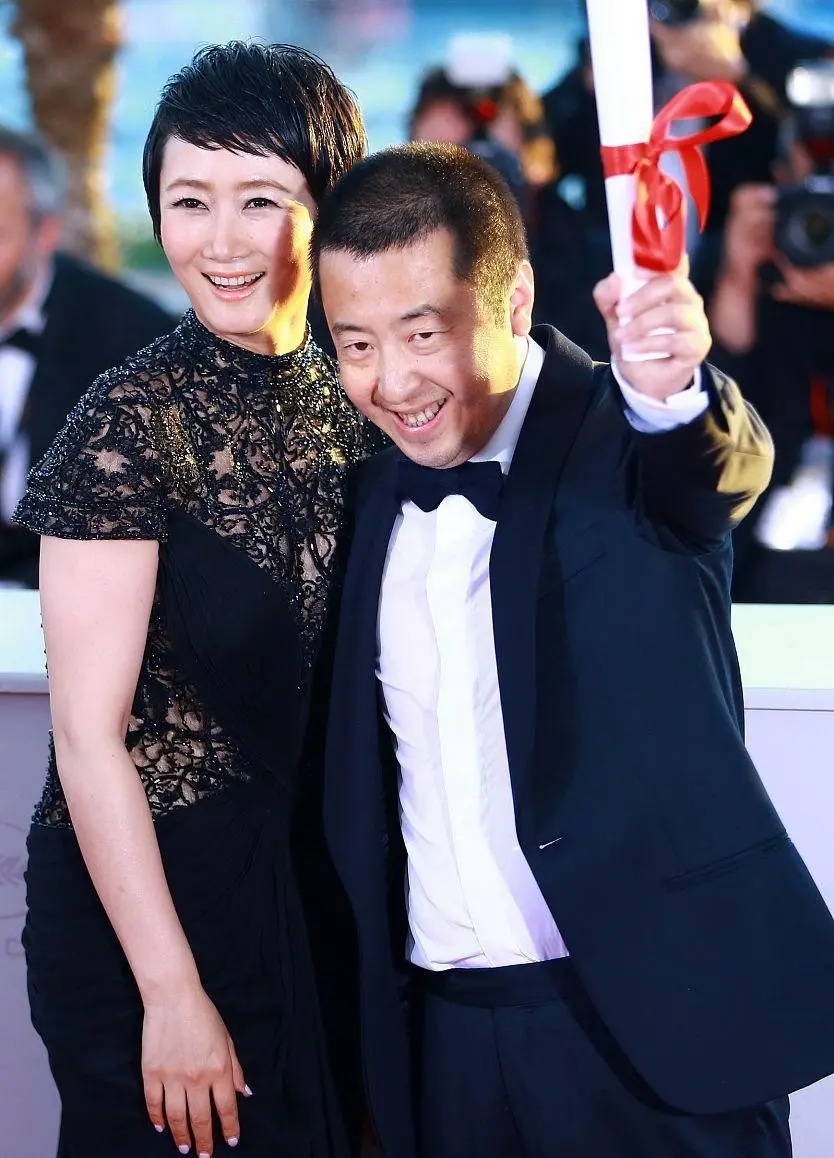 贾樟柯夫妇当众撒狗粮 赵涛穿蕾丝礼服秀美腰"蜜桃"身材抢镜|蕾丝