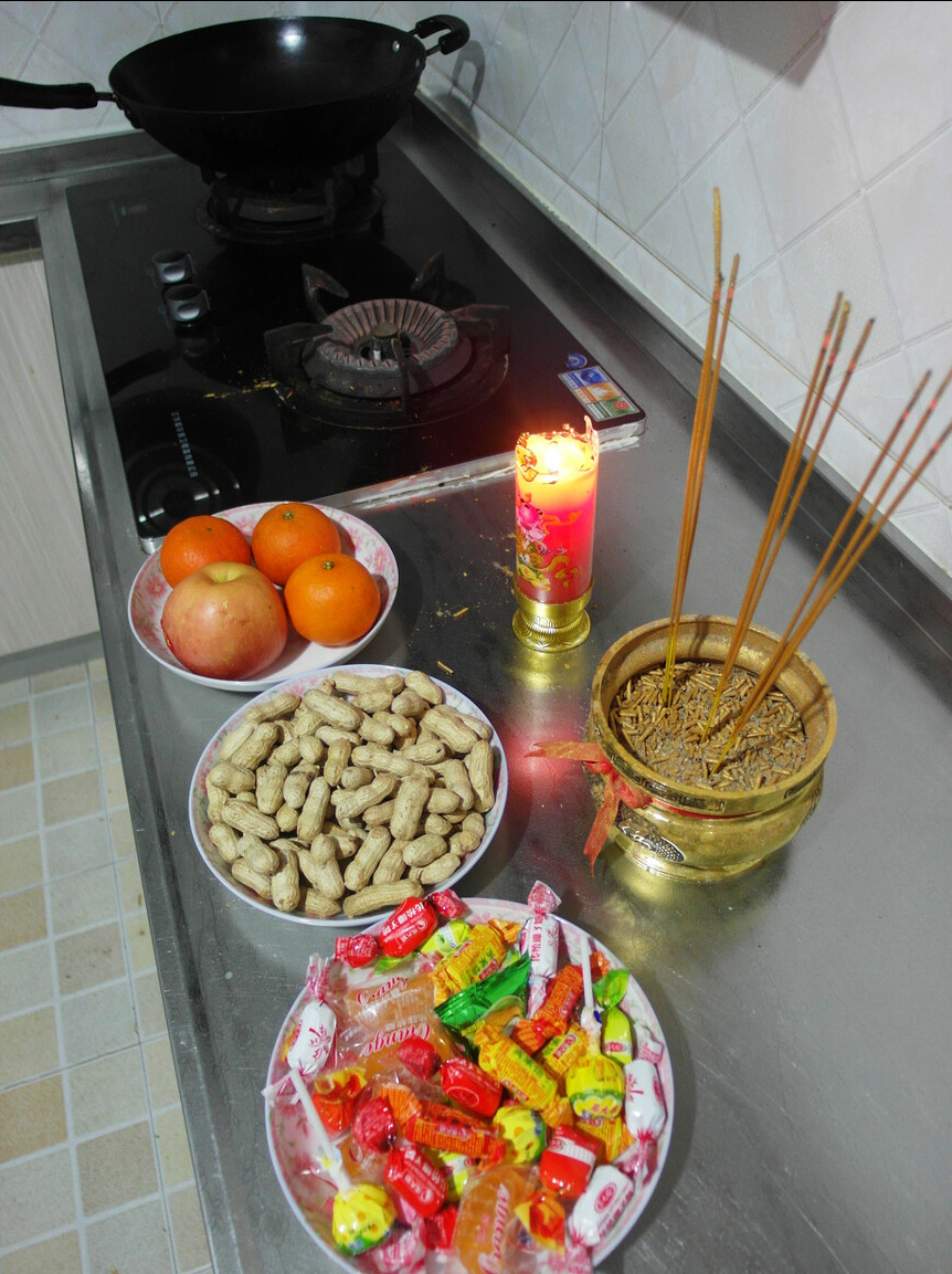 小年这一天又叫做"祭灶日",就是祭祀灶神的日子,在这一天要摆上各种