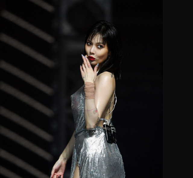 泫雅首尔歌谣大赏舞台照曝光,绿裙子配平底鞋,和男友金晓钟热舞