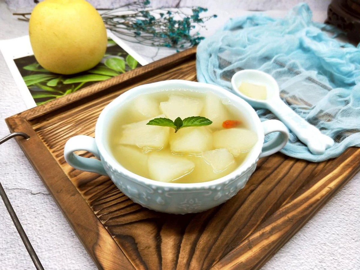 冬季室内干燥喉咙干痒一碗川贝冰糖炖雪梨就解决了营养又好吃