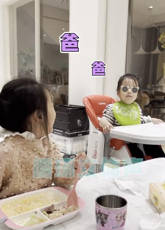 陈赫晒两个女儿日常生活安安一笑牙齿都露出来了