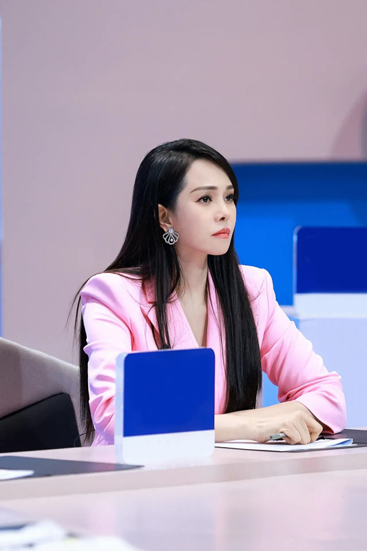 伊能静颜值逆生长穿粉色西装抹红唇52的年龄25岁的心态