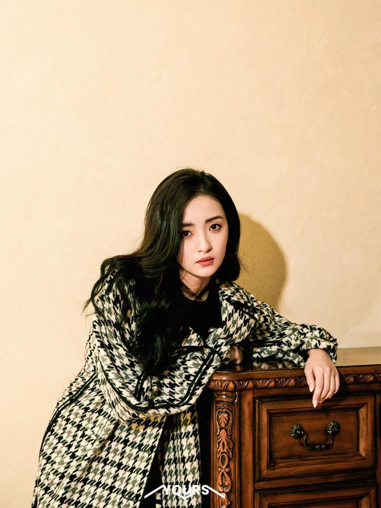 孙嘉琪杂志写真上线 温柔御姐邻家气质多变|孙嘉琪|邻家|杂志_新浪