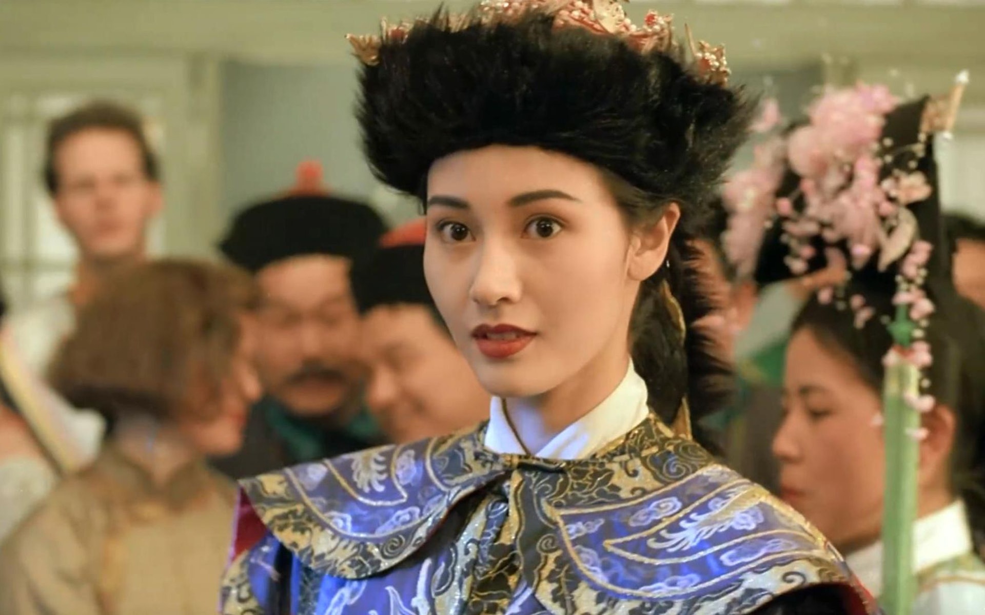 李嘉欣捡回一条命后首晒照脸色红润有光泽与友人开心举杯庆祝