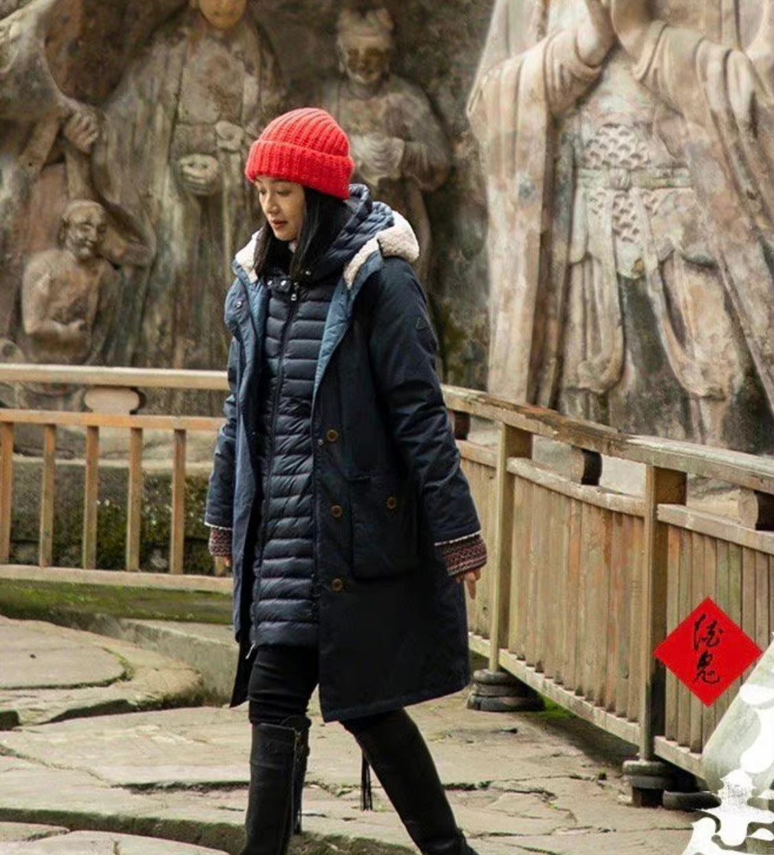 43岁周韵保暖到位羽绒服外面披大衣戴顶阿姨帽气质也高级