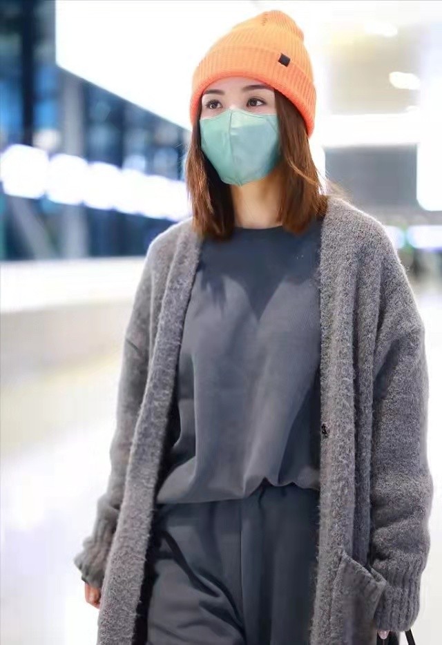 蔡卓妍有点中年发福了穿休闲装略显丰满看脸仍是刚出道的样子