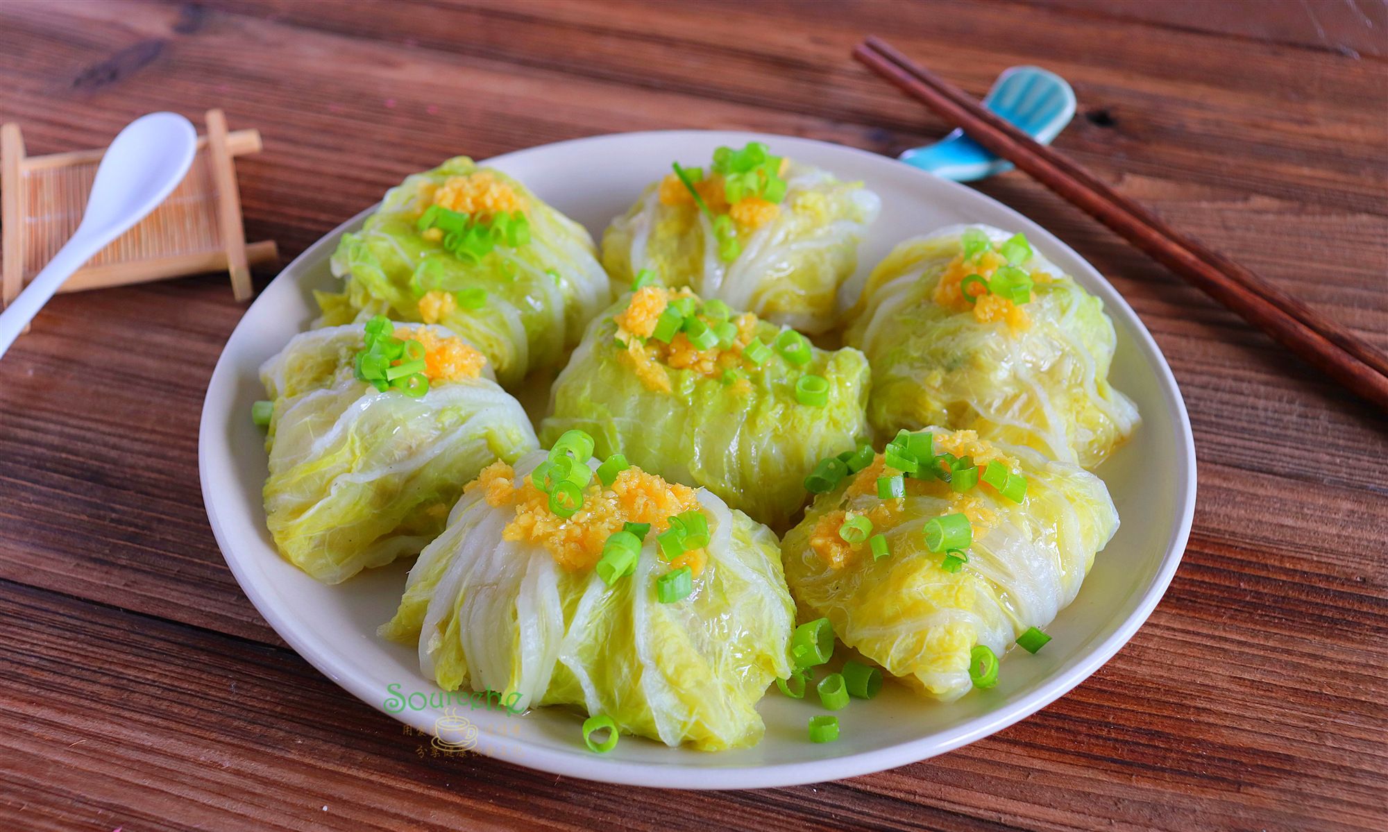 年夜饭的蒸菜大白菜肉卷寓意蒸蒸日上清清白白