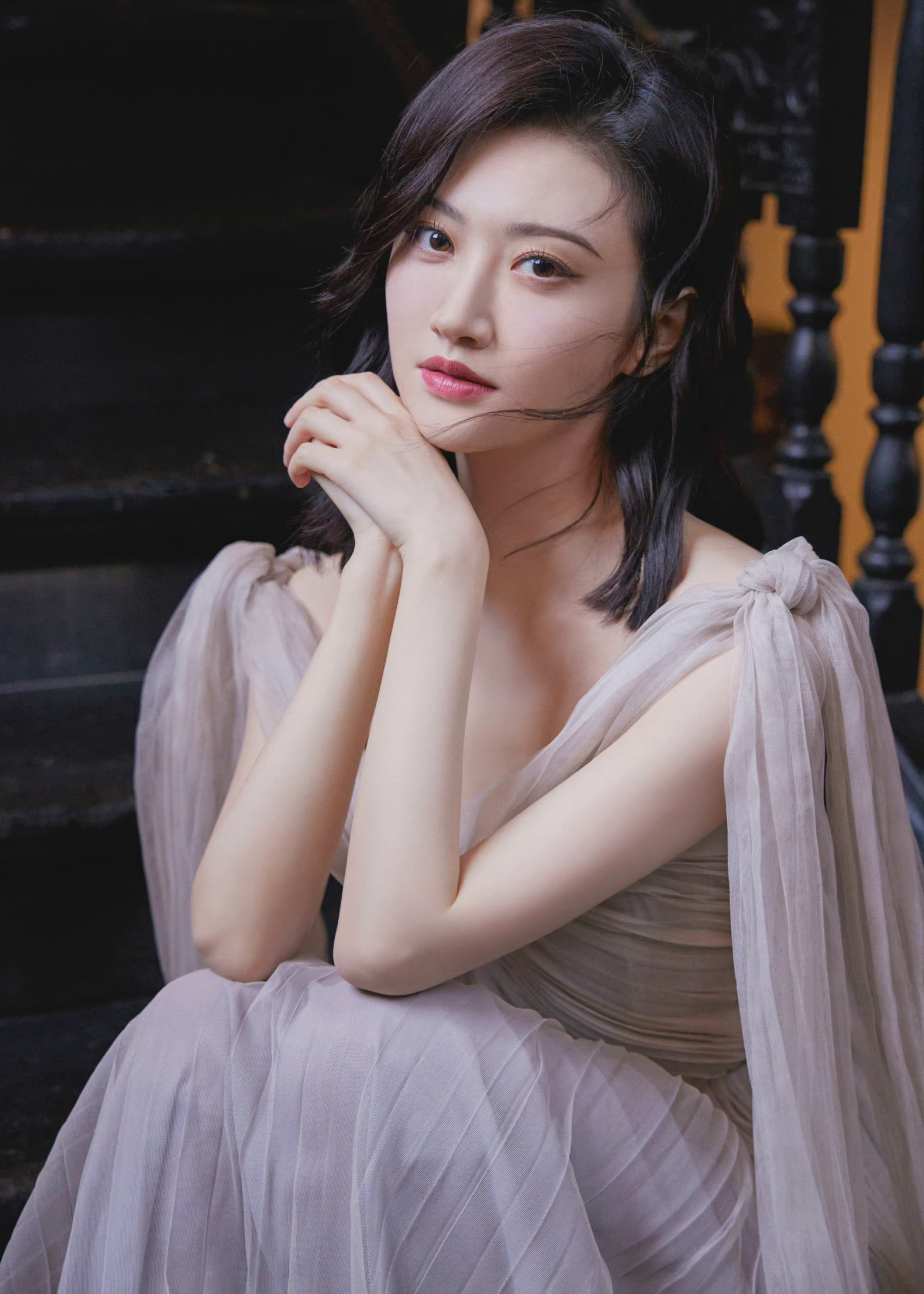 景甜穿一袭粉色纱裙亮相活动气质优雅温婉动人