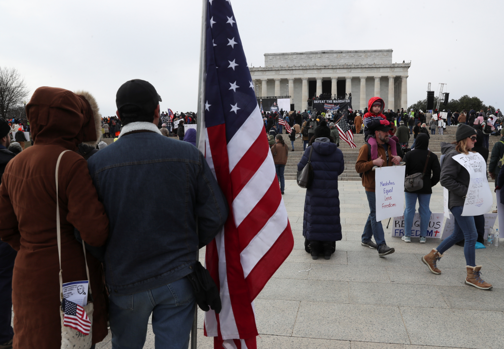美国首都爆发数万人抗议游行：多数不戴口罩 大喊“不会服从”休闲区蓝鸢梦想 - Www.slyday.coM