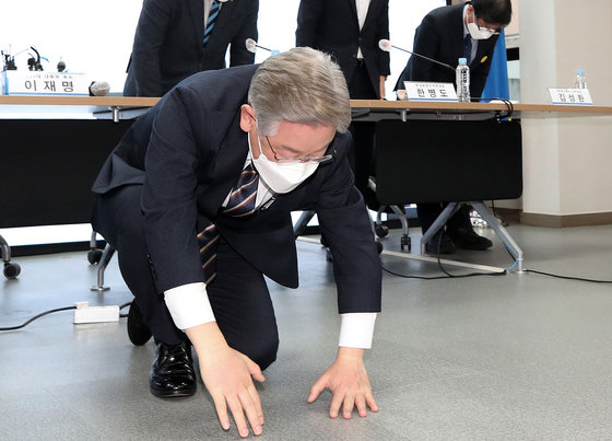 时隔2个多月韩国执政党总统候选人李在明又行下跪大礼