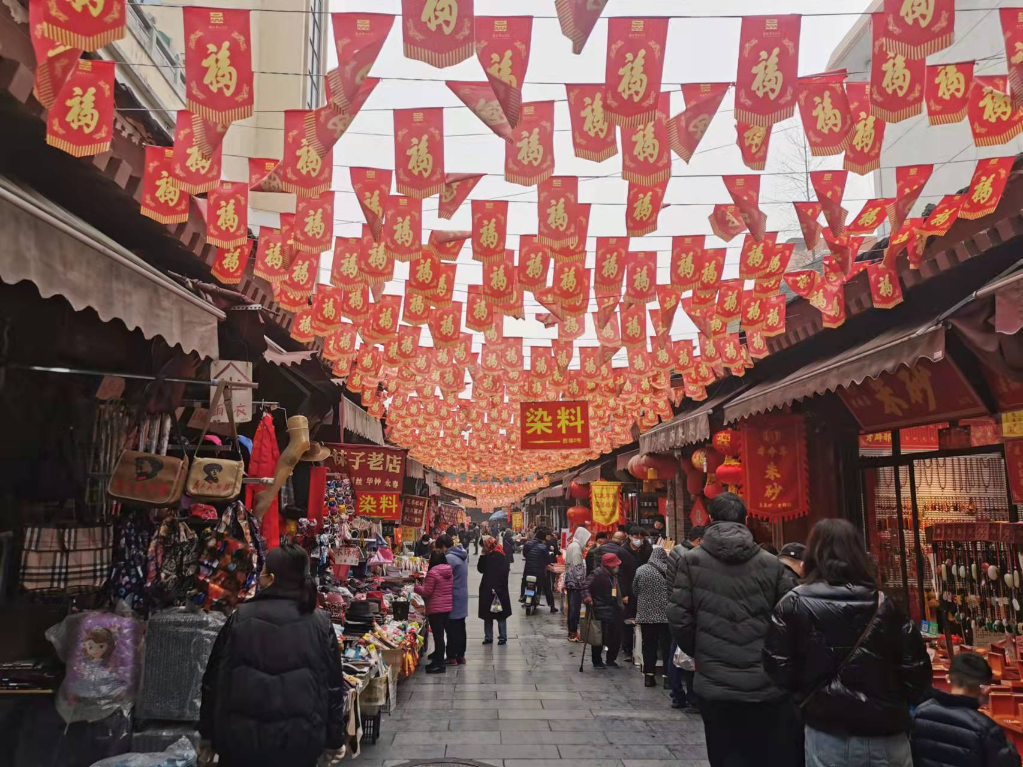 1月24日，西安市城隍庙内张灯结彩，年味渐浓。（新华社记者 姜辰蓉 摄）