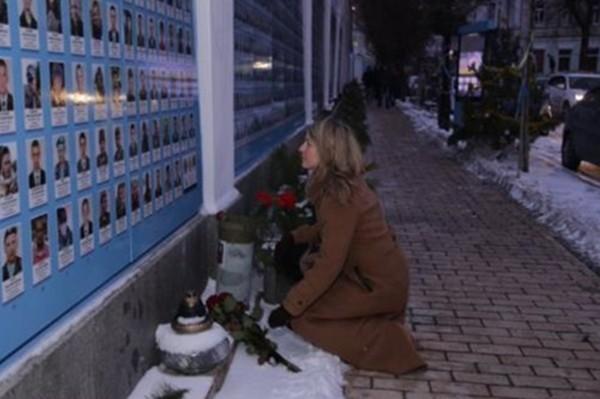 加拿大外长访问乌克兰，给阵亡士兵下跪，污称是被俄罗斯打死的休闲区蓝鸢梦想 - Www.slyday.coM