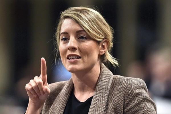 加拿大外长访问乌克兰，给阵亡士兵下跪，污称是被俄罗斯打死的休闲区蓝鸢梦想 - Www.slyday.coM