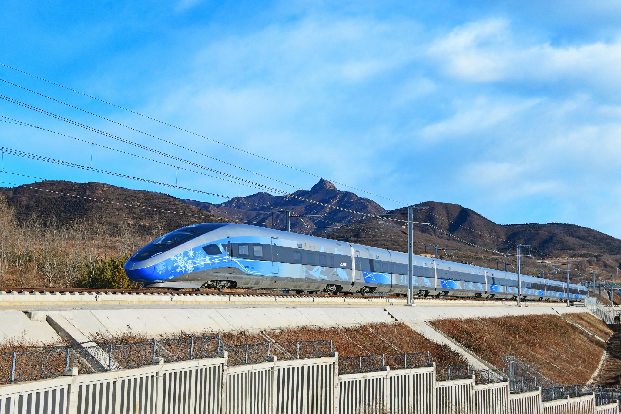 北京冬奥列车正式发布,这款新型奥运版复兴号智能动车组以"瑞雪迎春"