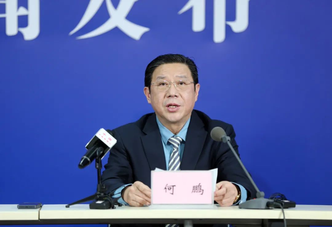 何鹏对我市奥密克戎变异毒株引发新冠肺炎本土疫情处置及医疗救治工作