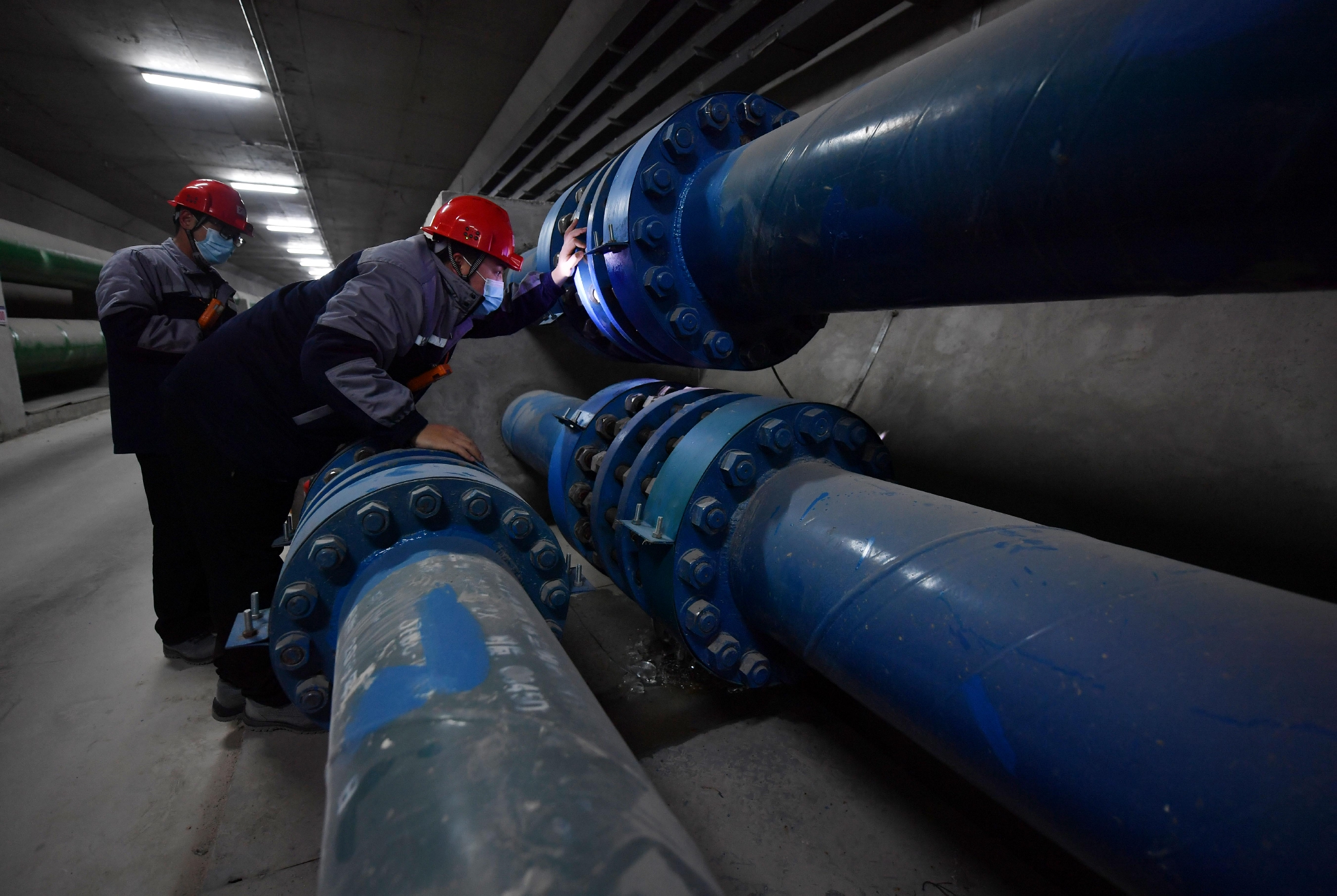 巡检人员正在检查管线.新京报记者 李木易 摄