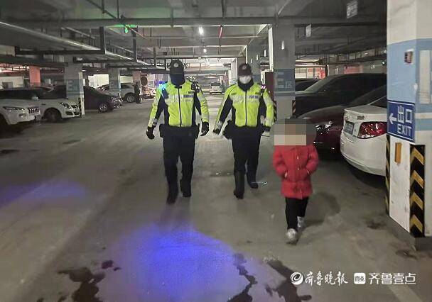 聊城街头一名小女孩与妈妈走散，高新区铁骑民警帮她找家