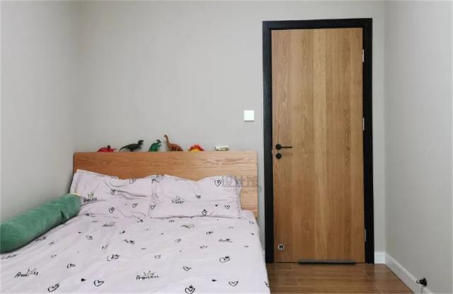 千万不要床头靠房间门摆放,门外人来回走动,影响睡眠不说,还能一眼能