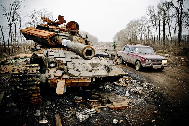 加拿大外长访问乌克兰，给阵亡士兵下跪，污称是被俄罗斯打死的休闲区蓝鸢梦想 - Www.slyday.coM