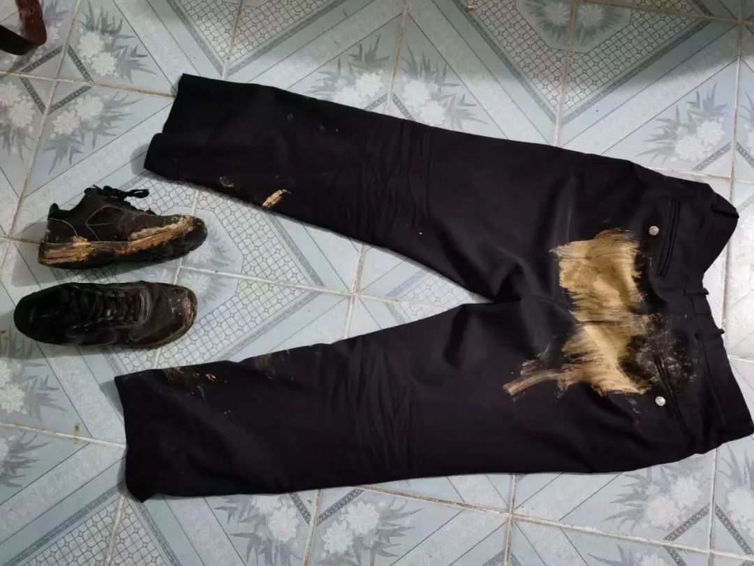 满身泥巴,灰头土脸的他们竭尽全力将黑暗挡在身后只为守护我们每一