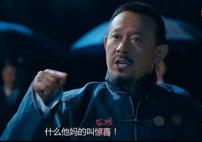 这生生做出来的锣鼓喧天鞭炮齐鸣红旗招展人山人海,仿佛在对所有正常