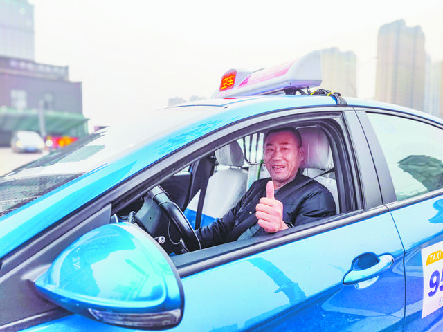 还是维护交通秩序的交警,亦或是早出晚归的出租车司机,田野里辛勤耕作