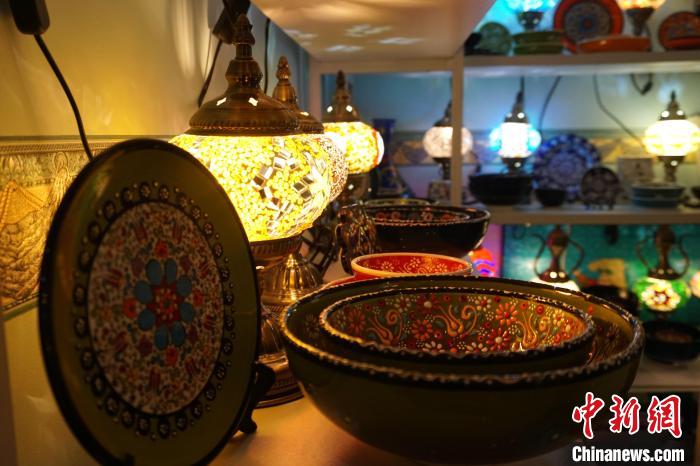 阿拉丁的土耳其餐厅内，土耳其工艺品展示其间。　叶秋云 摄