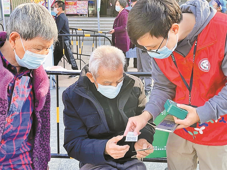 吉华街道三联社区为老年人提供专属服务克服数字鸿沟打印核酸采样