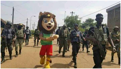 2021年12月，在喀麦隆英语区城市巴门达举行的非洲杯吉祥物莫拉（Mola）巡游活动。  《喀麦隆报》 图