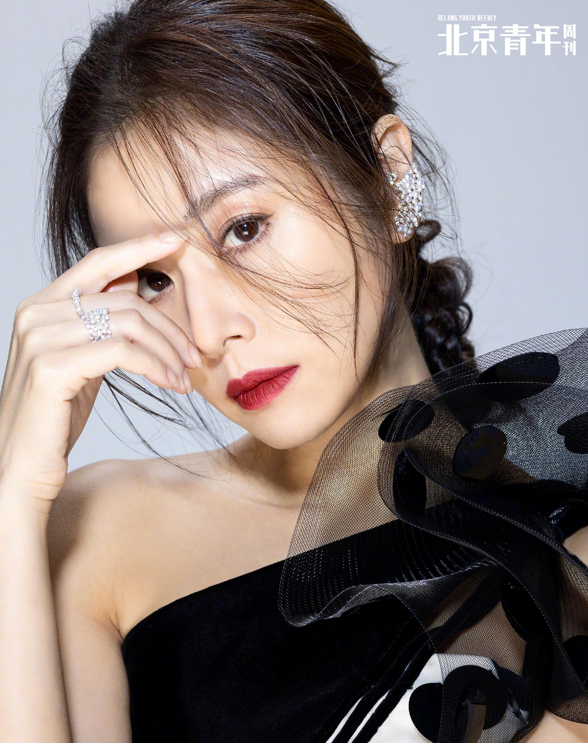 林心如时尚大片释出 知性优雅摩登新潮|林心如|北京青年周刊|封面大片
