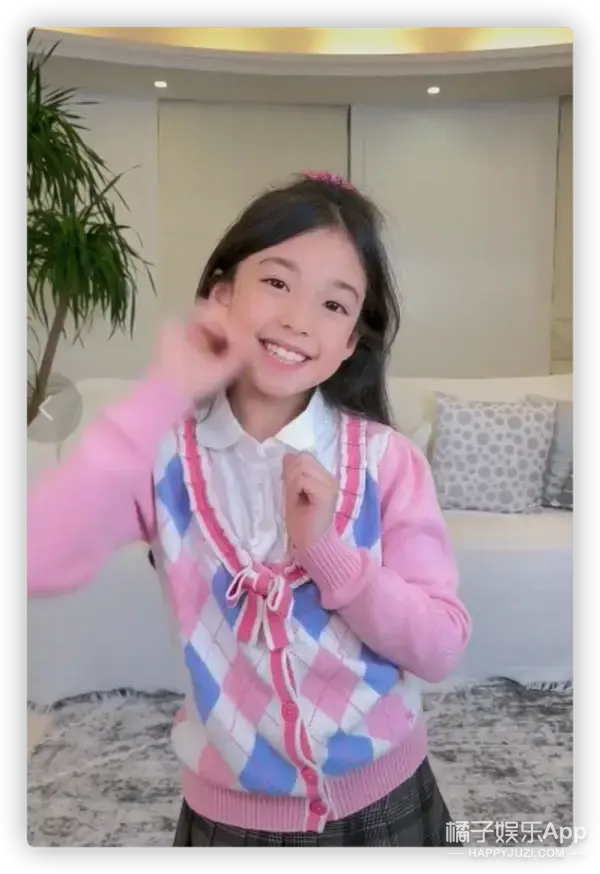 还记得爸爸去哪儿的小泡芙吗长大后的她也是甜妹