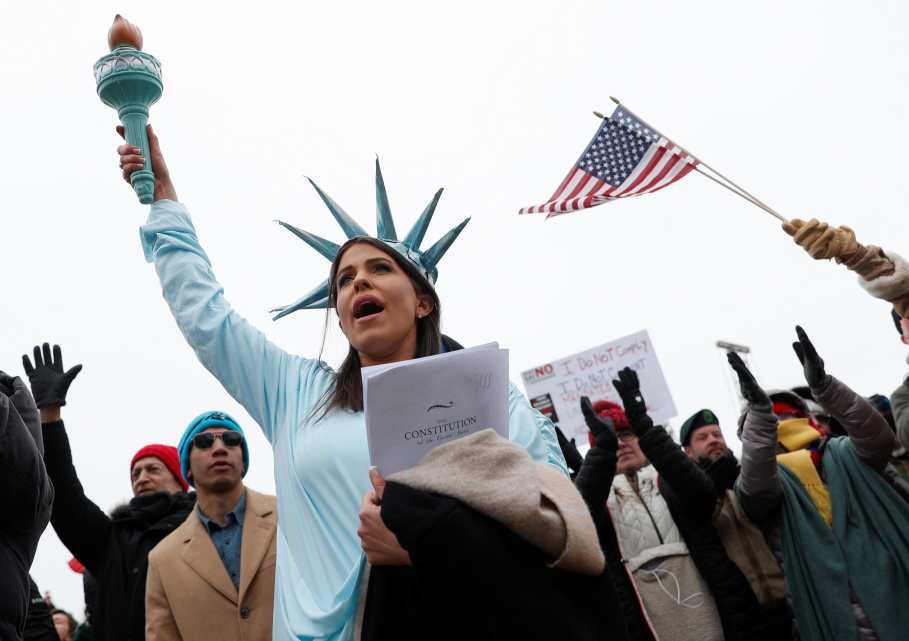 美国首都爆发数万人抗议游行：多数不戴口罩 大喊“不会服从”休闲区蓝鸢梦想 - Www.slyday.coM