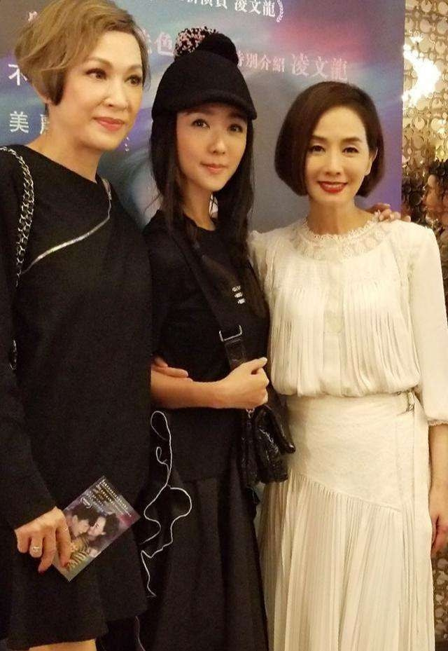 毛舜筠与女儿合影素颜鱼尾纹多很苍老62岁染黄发刻意装年轻