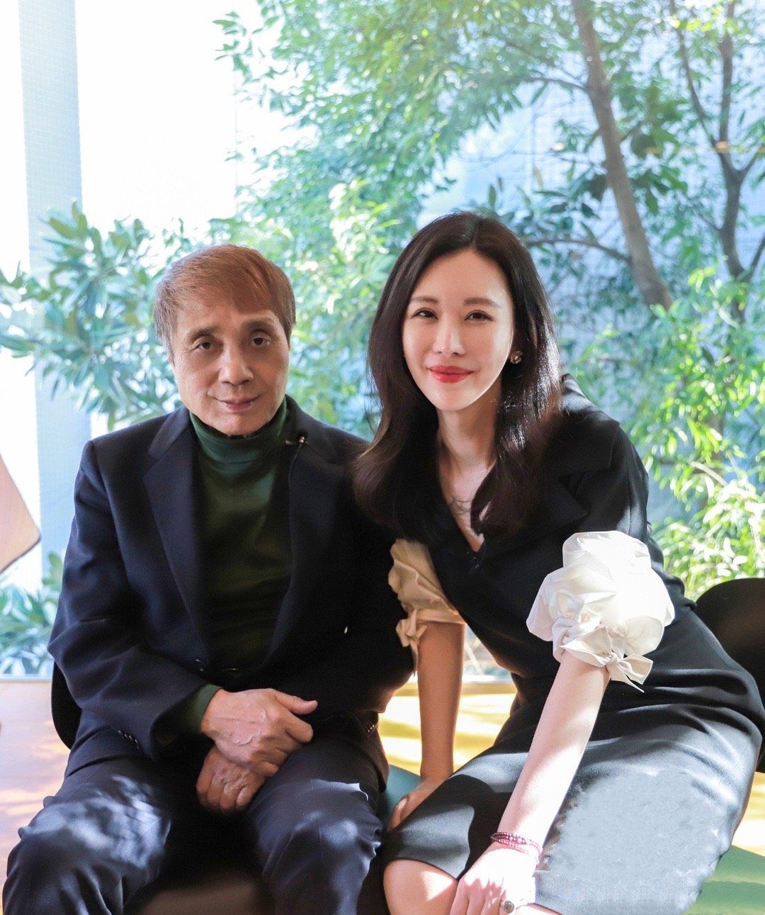 田朴珺晒老公合影王石白发苍苍就是个老头小30岁肯定还年轻