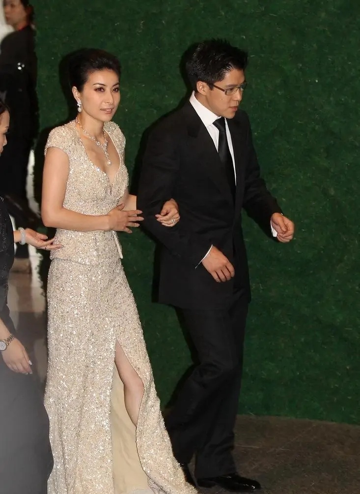 郭晶晶和徐子淇豪门同框一个小家碧玉风一个性感御姐范