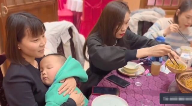 熊磊抱楷楷参加聚会被朋友伺候一脸享受网友脸皮真厚