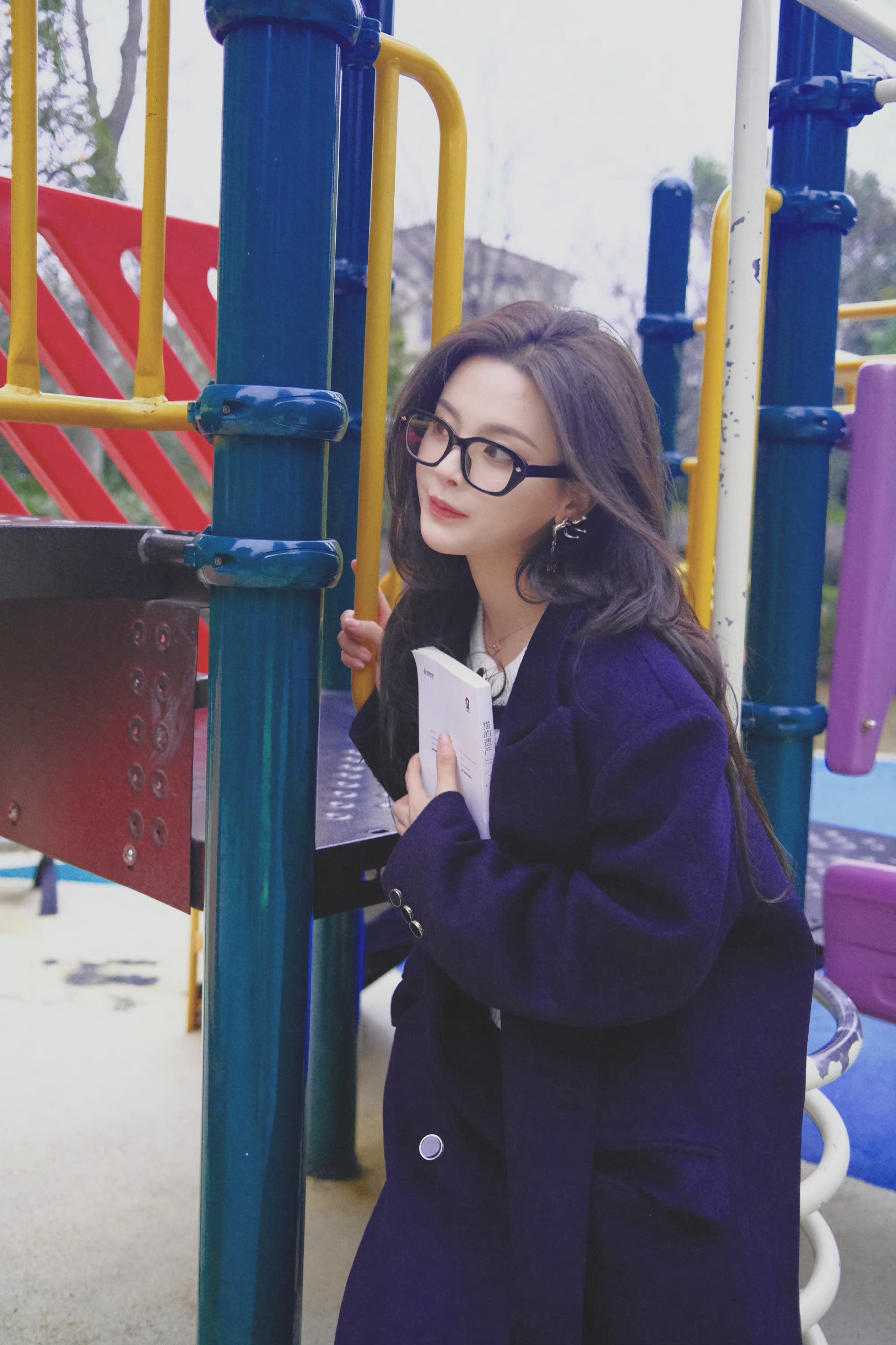 杨超越黑框眼镜造型随拍live图真的好美啊